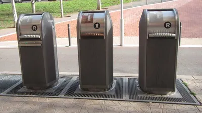 Barcelona ví, jak na pouliční odpady CHYTŘE